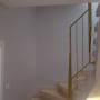 קיר צבוע ומעקה מדרגות בבית
