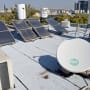 גג עם קולטי שמש ודודי מים