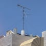 אנטנה על גג עם דודי שמש