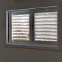 חלון עם תריסי אלומיניום לבנים פתוחים למחצה