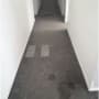 שטיח כהה עם כתמים במסדרון ארוך