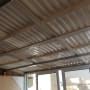 גג מתכת עם קורות עץ תומכות