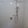 מקלחת חדשה עם ראש גשם וברזים מותקנים
