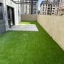 דשא סינתטי על מרפסת עם ריצוף חלקי