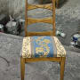 כיסא מרופד עם עיצוב פרחוני בסדנה