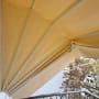 סוכך בד צהוב עם מסגרת מתכת לבנה