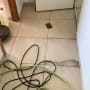 כבלים וכלי ניקוי על רצפה מלוכלכת