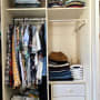 ארון בגדים מסודר עם בגדים מקופלים ותלויים