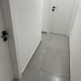 רצפה נקייה במסדרון עם דלתות לבנות