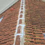 גג רעפים עם תיקוני איטום לבנים