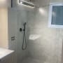 חדר אמבטיה משופץ עם מקלחון וברז חדש