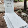 מצבה לבנה עם כיתוב בעברית בבית קברות