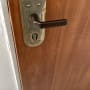 ידית דלת מתכת עם מנעול על דלת עץ