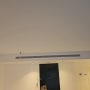 פתחי מיזוג אוויר בתקרה לבנה