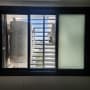 חלון אלומיניום עם תריסים ומיכל מים חיצוני