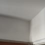 קיר צבוע בלבן עם פינה לא גמורה