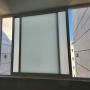 חלון אלומיניום עם זכוכית חלבית במסגרת לבנה