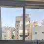 חלון אלומיניום עם נוף לבניינים בחוץ