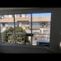 חלון אלומיניום עם נוף לבניינים ועצים