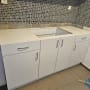 ארונות מטבח לבנים עם משטח עבודה חלקי
