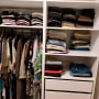 ארון בגדים מסודר עם מדפים ותלייה