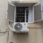 יחידת מיזוג אוויר חיצונית מותקנת על קיר בניין