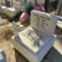 מצבות בבית קברות עם כיתוב בעברית