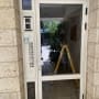 דלת כניסה עם אינטרקום ולוח מקשים