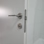 מנעול ודלת בחדר אמבטיה
