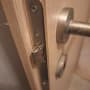 ידית דלת מתכת ובריח נעילה