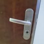 ידית דלת מתכתית עם מנעול