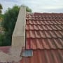 רעפים אדומים על גג עם תיקון בטיח
