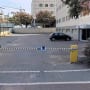 שער חשמלי בכניסה לחניון עם מחסום צהוב