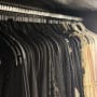 בגדים תלויים על קולבים בארון מסודר
