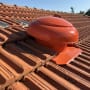 אריחי גג חומים עם כיפה אדומה על הגג