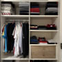 ארון בגדים מסודר עם חולצות, מכנסיים ונעליים