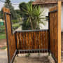 גדר עץ חומה עם מסגרת מתכת בגינה