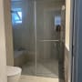 מקלחת עם דלת זכוכית ושירותים