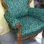 כורסה מרופדת בבד ירוק עם דוגמת עלים