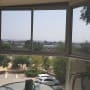 חלונות אלומיניום גדולים עם נוף חיצוני