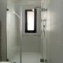דלת זכוכית למקלחת עם ידית מתכת