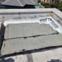 איטום גג עם זפת ושכבת חומר לבן