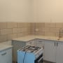 מטבח בשיפוץ עם אריחים חדשים וכיור מותקן
