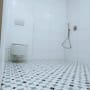 חדר אמבטיה עם אריחים מעוצבים ומקלחת חדשה