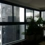 חלונות אלומיניום גדולים עם נוף עירוני