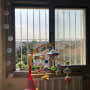 חלון עם סורגים ומובייל צבעוני לתינוק