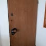 דלת עץ עם ידית ומנעול עגול