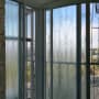 חלונות אלומיניום עם זכוכית חלבית ומסגרת מתכת