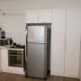 מטבח עם מקרר, תנור וכיריים מודרניים