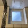 חלון אלומיניום קטן עם מסגרת לבנה
